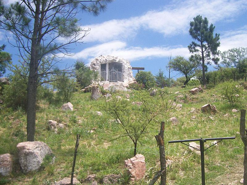 800px-Gruta_-_Villa_Cerro_Azul